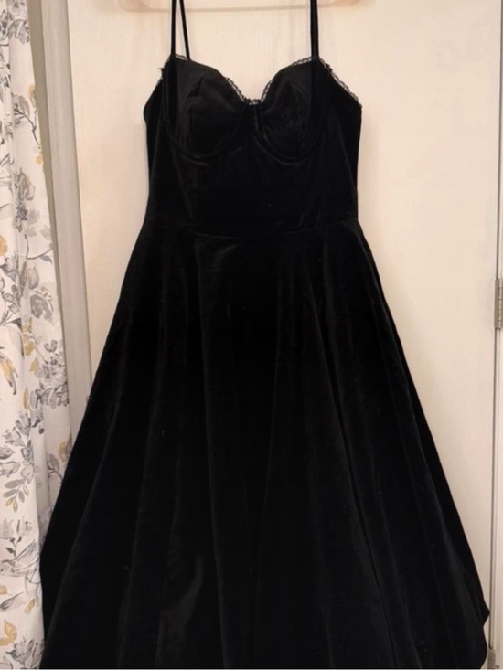 House of CB Dresses & Skirts - House of CB Black Velvet Dress with Lace Trim